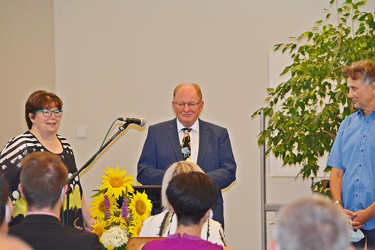 Abschied nehmen hieß es in der Berufsfachschule für Musik Bad Königshofen für Schulleiter Ernst Oestreicher. Dankesworte gab es dazu von der stellvertretenden Schulleiterin Brigitte Schmidt und Sebastian Eicke, stellvertretender Vorsitzender des Förderverein Sostenuto. Abschied nehmen hieß es in der Berufsfachschule für Musik Bad Königshofen für Schulleiter Ernst Oestreicher. Dankesworte gab es dazu von der stellvertretenden Schulleiterin Brigitte Schmidt und Sebastian Eicke, stellvertretender Vorsitzender des Förderverein Sostenuto.
