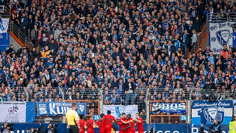 VfL Bochum - Bayern München       -  Grund zur Freude: Die Bayern bejubeln die 1:0-Führung.