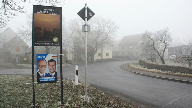 Düttingsfeld ist eine der Ortschaften in der Gemeinde Oberschwarzach, wo CSU-Wahlplakate unerlaubterweise an Willkommensschildern der Gemeinde befestigt wurden. Düttingsfeld ist eine der Ortschaften in der Gemeinde Oberschwarzach, wo CSU-Wahlplakate unerlaubterweise an Willkommensschildern der Gemeinde befestigt wurden.