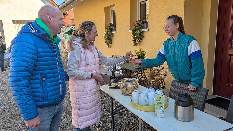 Die zwölfjährige Isabell verkauft Selbstgebackenes, Kaffee und Getränke an ihrem Stand auf dem Hof ihrer Familie. Bereits am frühen Nachmittag ist das Meiste ausverkauft. Die zwölfjährige Isabell verkauft Selbstgebackenes, Kaffee und Getränke an ihrem Stand auf dem Hof ihrer Familie. Bereits am frühen Nachmittag ist das Meiste ausverkauft.