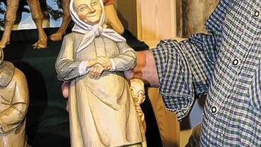 Die Großmutter seiner Frau Anna, eine typische Rhönerin, hat Günter
Metz in einigen seiner Krippen verewigt.
       -  
Die Großmutter seiner Frau Anna, eine typische Rhönerin, hat Günter
Metz in einigen seiner Krippen verewigt.