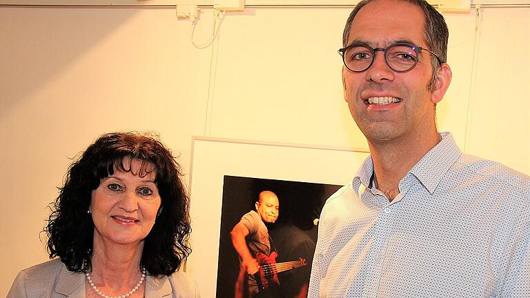 Bei der Ausstellungseröffnung im Franck-Haus: Gregor Märker und Bürgermeisterin Helga Schmidt-Neder. Als „Streetart” zeigt der Künstler dort bis zum 24. Juni eine Reihe von Schwarz-Weiß-Fotografien. Bei der Ausstellungseröffnung im Franck-Haus: Gregor Märker und Bürgermeisterin Helga Schmidt-Neder. Als „Streetart” zeigt der Künstler dort bis zum 24. Juni eine Reihe von Schwarz-Weiß-Fotografien.