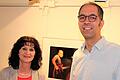 Bei der Ausstellungseröffnung im Franck-Haus: Gregor Märker und Bürgermeisterin Helga Schmidt-Neder. Als &bdquo;Streetart&rdquo; zeigt der Künstler dort bis zum 24. Juni eine Reihe von Schwarz-Weiß-Fotografien.