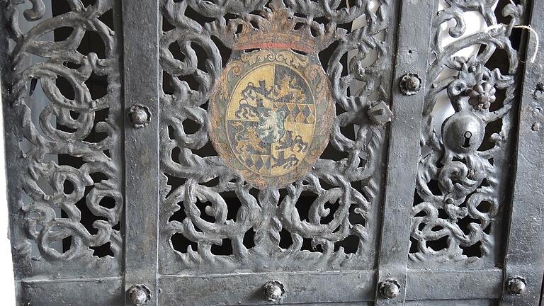 Metallgitter gehörten in früheren Epochen zum Standard anspruchsvoller Bauwerke. Im Bild ein Gittertor auf Schloss Weikersheim.