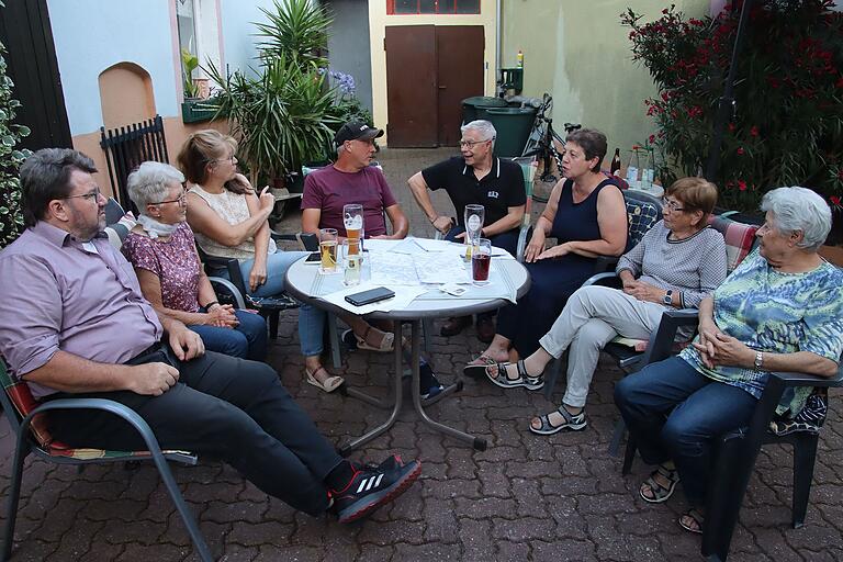 Das neueste Projekt der Dialektgruppe, hier bei ihrem Treffen im örtlichen Kult-Gasthaus 'Beim Ewald', bezieht sich auf die historischen Nummerierungen der Wohnhäuser im Ortskern sowie deren darin sesshaften Bewohner und Betriebe (von links): Jürgen Ködel, Helga Kempf, Susanne Busch, Simon Mayer, Armin Steinmetz, Doris Wolf-Appel, Marianne Mayer und Gerlinde Eckert. Das neueste Projekt der Dialektgruppe, hier bei ihrem Treffen im örtlichen Kult-Gasthaus 'Beim Ewald', bezieht sich auf die historischen Nummerierungen der Wohnhäuser im Ortskern sowie deren darin sesshaften Bewohner und Betriebe (von links): Jürgen Ködel, Helga Kempf, Susanne Busch, Simon Mayer, Armin Steinmetz, Doris Wolf-Appel, Marianne Mayer und Gerlinde Eckert.