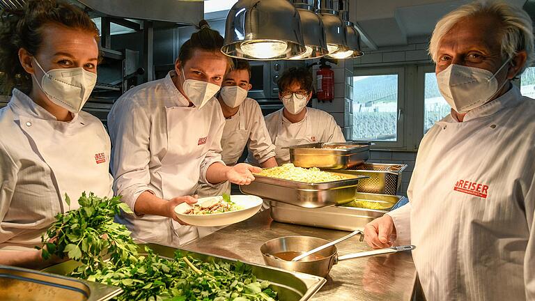 Kochen im Lockdown: Die Azubis (von links) Rosemarie Graf, Fabian Breitenberger,&nbsp; Justin Dapper und Tobias Bachmann kochen zusammen mit ihrem Chef Bernhard Reiser.