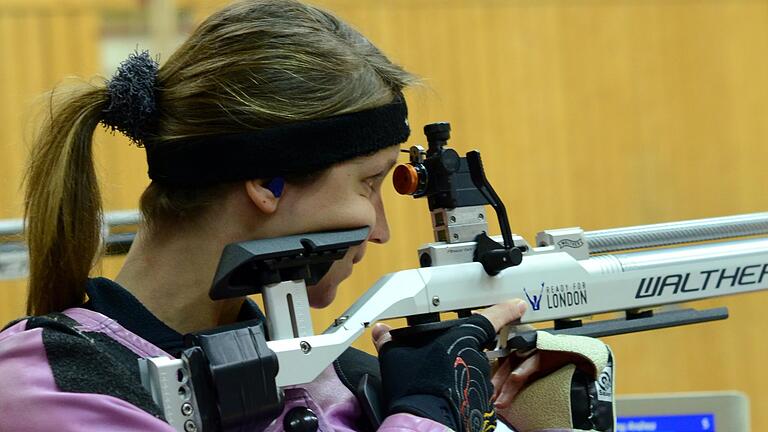 Mal wieder muss bei den Sportschützen aus dem Gau Rhön-Saale die Waffe aus der Hand gelegt werden. Foto: Jürgen Schmitt/Archiv       -  Mal wieder muss bei den Sportschützen aus dem Gau Rhön-Saale die Waffe aus der Hand gelegt werden. Foto: Jürgen Schmitt/Archiv