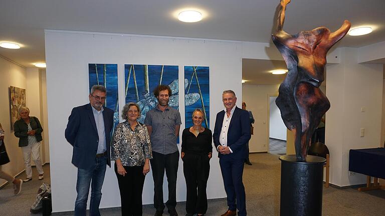 Stadtverordnetenvorsteher Uwe Glück, Eva Repp-Poppe (Bischofsheim), Elias Frisch (Wegfurt), Barbara Dücker (Gersfeld) und Horst Mikliss (Geschäftsführer der Tourismus und Stadtmarketig GmbH, Bad Neustadt) freuen sich über eine gelungene Vernissa...       -  Stadtverordnetenvorsteher Uwe Glück, Eva Repp-Poppe (Bischofsheim), Elias Frisch (Wegfurt), Barbara Dücker (Gersfeld) und Horst Mikliss (Geschäftsführer der Tourismus und Stadtmarketig GmbH, Bad Neustadt) freuen sich über eine gelungene Vernissage in der Kunsthalle Gersfeld. Foto:  Marion Eckert