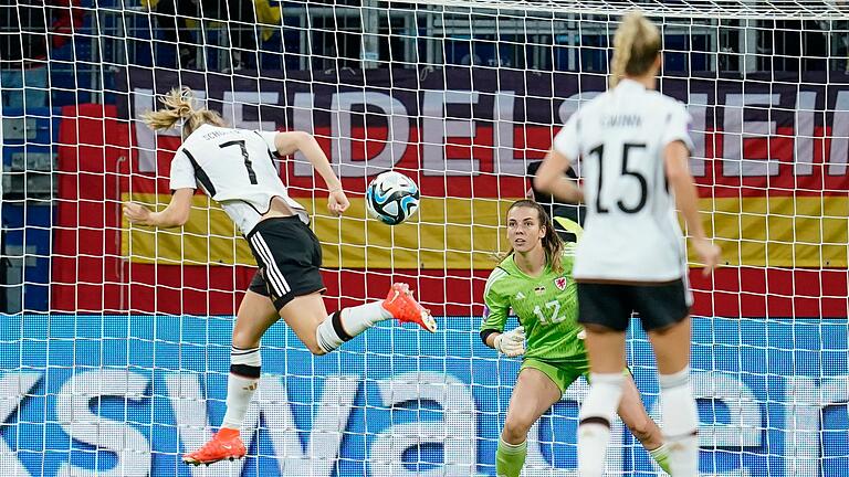 Deutschland - Wales.jpeg       -  Lea Schüller war gegen Wales die auffälligste deutsche Spielerin. In dieser Szene köpft sie das Tor zum 1:0.