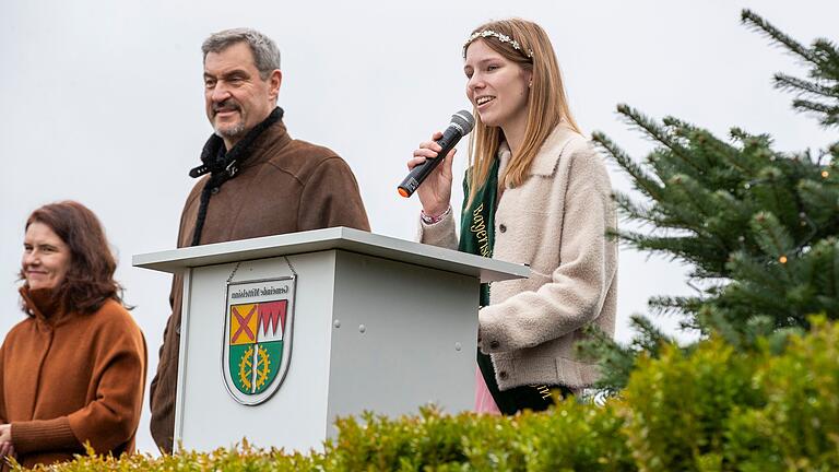 Die bayerische Christbaumkönigin Sina Klug gab sich bei ihrem ersten öffentlichen Auftritt seit ihrer Inthronisierung im September an der Seite Söders bereits 'staatsmännisch'. Die bayerische Christbaumkönigin Sina Klug gab sich bei ihrem ersten öffentlichen Auftritt seit ihrer Inthronisierung im September an der Seite Söders bereits 'staatsmännisch'.