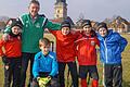 Bernd Knahn (Zweiter von links) bei seiner Lieblingsbeschäftigung, der Ausbildung von jungen Fußballern, hier im Bild einer Kleingruppe von U11-Spielern in Irmelshausen.