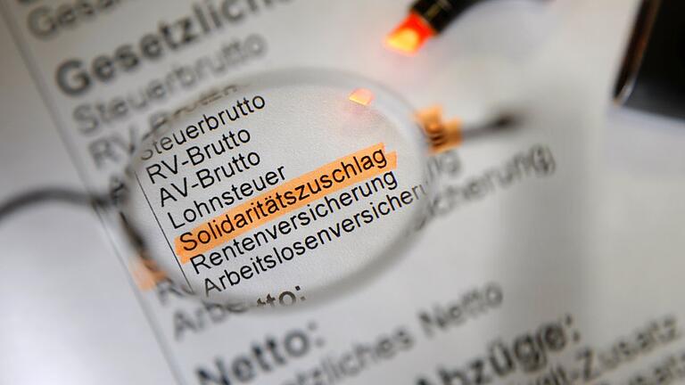 Solidaritätszuschlag       -  Der Soli wird zunächst nicht für alle Steuerzahler abgeschafft.