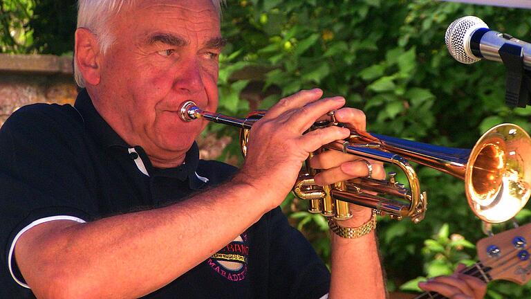 Musikalisch: Helmut Viering bläst die Trompete, hier beim Drachenbootrennen 2009. Musikalisch: Helmut Viering bläst die Trompete, hier beim Drachenbootrennen 2009.
