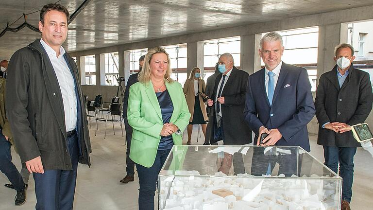 Justizminister Georg Eisenreich (links) und Bauministerin Kerstin Schreyer waren nach Schweinfurt gekommen, um sich anlässlich des Abschlusses der Rohbauarbeiten vom Baufortschritt des neuen Justizzentrums zu überzeugen. MDL Steffen Vogel (Zweiter von rechts - CSU) , 'Berichterstatter für die Justiz im bayerischen Haushalt', wie Eisenreich betonte, habe sich im Haushaltsausschuss des Landtags für die Realisierung des Justizzentrums eingesetzt. Rechts im Bild sein Kollege im Landtag Paul Knoblach (Grüne). Justizminister Georg Eisenreich (links) und Bauministerin Kerstin Schreyer waren nach Schweinfurt gekommen, um sich anlässlich des Abschlusses der Rohbauarbeiten vom Baufortschritt des neuen Justizzentrums zu überzeugen. MDL Steffen Vogel (Zweiter von rechts - CSU) , 'Berichterstatter für die Justiz im bayerischen Haushalt', wie Eisenreich betonte, habe sich im Haushaltsausschuss des Landtags für die Realisierung des Justizzentrums eingesetzt. Rechts im Bild sein Kollege im Landtag Paul Knoblach (Grüne).