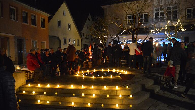Gute Stimmung im Schein tausender Kerzen: Bei der Mellrichstädter Erlebnisnacht werden die Plätze in der Innenstadt zu geselligen Treffpunkten. Gute Stimmung im Schein tausender Kerzen: Bei der Mellrichstädter Erlebnisnacht werden die Plätze in der Innenstadt zu geselligen Treffpunkten.