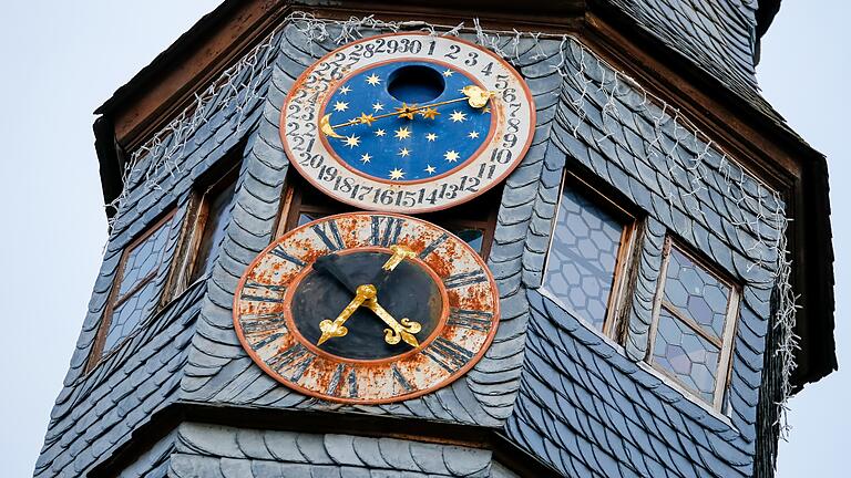 Ziemlich unansehnlich war die Rathausuhr vor der Restaurierung. Ziemlich unansehnlich war die Rathausuhr vor der Restaurierung.