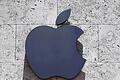 Das Logo der Firma Apple an einem Apple-Store. Foto:Alan Diaz/AP/Illustration       -  Mal wieder in aller Munde: Apple arbeitet anscheinend intensiv an seinem ersten Handy mit faltbarem Bildschirm.