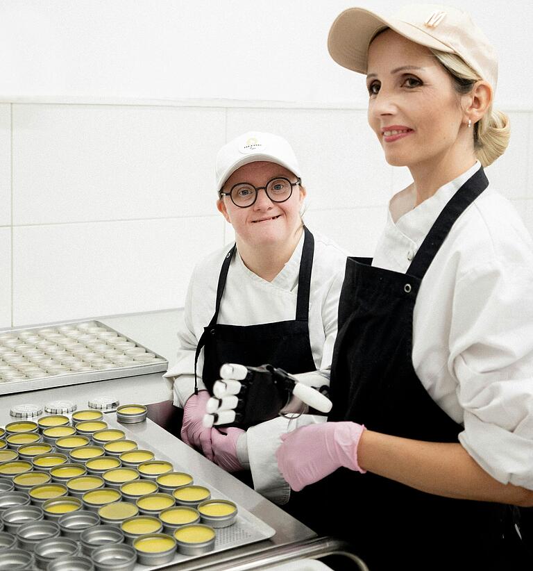 Marina Lewandowski und Wioletta Wyrwol füllen die Ringelblumensalbe ab. Marina Lewandowski und Wioletta Wyrwol füllen die Ringelblumensalbe ab.