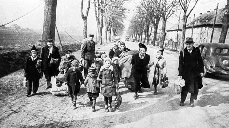 Berlin 1945, Rückkehrer - Berlin / 1945 / Returning to Berlin - Berlin / Fin de la guerre 1945 : le 'Grand-Berlin' sous admi - Kriegsende 1945: Ausgebombte Berliner Familien kehren zurück. Viele haben Schreckliches erlebt. Die Folgen traumatischer Erfahrungen von Kriegskindern wurden erst spät wissenschaftlich erforscht. Berlin 1945, Rückkehrer - Berlin / 1945 / Returning to Berlin - Berlin / Fin de la guerre 1945 : le 'Grand-Berlin' sous admi - Kriegsende 1945: Ausgebombte Berliner Familien kehren zurück. Viele haben Schreckliches erlebt. Die Folgen traumatischer Erfahrungen von Kriegskindern wurden erst spät wissenschaftlich erforscht.