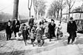 Berlin 1945, Rückkehrer - Berlin / 1945 / Returning to Berlin - Berlin / Fin de la guerre 1945 : le 'Grand-Berlin' sous admi       -  Kriegsende 1945: Ausgebombte Berliner Familien kehren zurück. Viele haben Schreckliches erlebt. Die Folgen traumatischer Erfahrungen von Kriegskindern wurden erst spät wissenschaftlich erforscht.