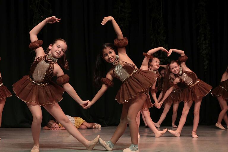 Zauberhafte Ballettmädchen bei &quot;Hänsel und Gretel und der Pakt der Hexen&quot;.