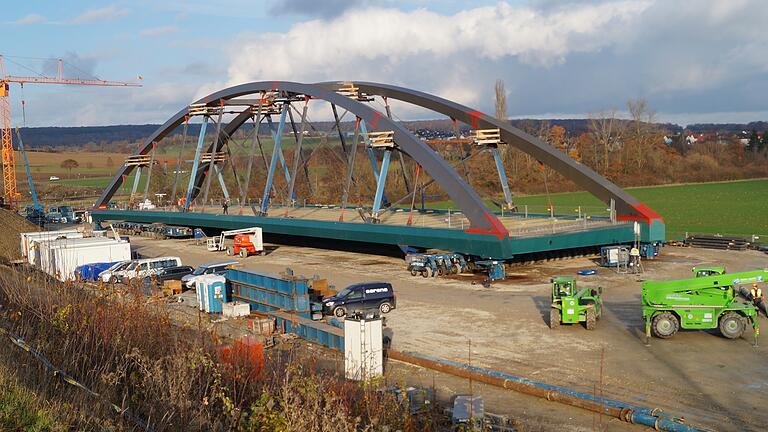 Eine Stahlkonstruktion ersetzt die alte Betonbrücke. Die neue Mainbrücke steht noch am Flussufer und wird für den Einbau vorbereitet. Am Samstag soll sie eingeschwommen werden. Eine Stahlkonstruktion ersetzt die alte Betonbrücke. Die neue Mainbrücke steht noch am Flussufer und wird für den Einbau vorbereitet. Am Samstag soll sie eingeschwommen werden.