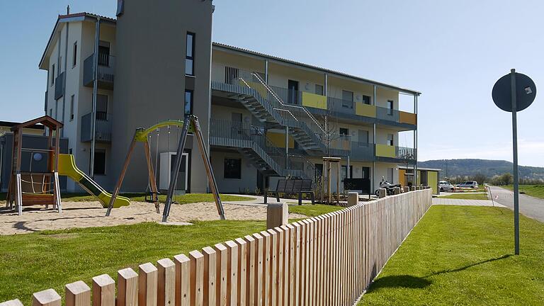 In Knetzgau entstanden jüngst zehn Wohnungen, die nach bestimmten Auswahlkriterien - wie etwa einer Einkommensgrenze - an Mieterinnen und Mieter vergeben wurden. Die Nachfrage war enorm.