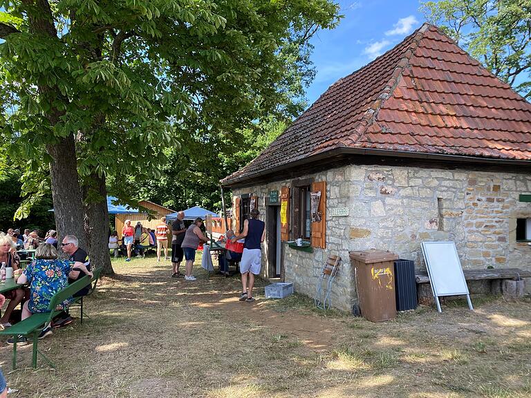 Der Bierkeller liegt idyllisch am Waldrand unter Bäumen. Das historische Schankhaus wurde vor einigen Jahren liebevoll restauriert. Der Bierkeller liegt idyllisch am Waldrand unter Bäumen. Das historische Schankhaus wurde vor einigen Jahren liebevoll restauriert.