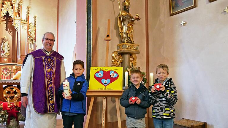 Bei der Vorstellung der Erstkommunionkinder in Rupprechtshausen (von links): Pfarrer Helmut Rügamer, Daniel Pak, Ben Hartmann und Ferdinand Kuther vor der Figur des heiligen Nikolaus von Myra. Bei der Vorstellung der Erstkommunionkinder in Rupprechtshausen (von links): Pfarrer Helmut Rügamer, Daniel Pak, Ben Hartmann und Ferdinand Kuther vor der Figur des heiligen Nikolaus von Myra.