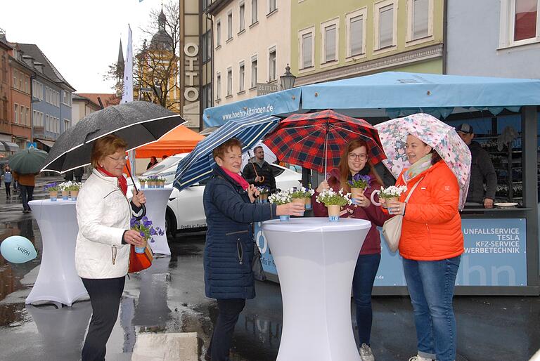 Gerne ließen sich dieses Frauen an einem der Stände mit Blumen beschenken. Gerne ließen sich dieses Frauen an einem der Stände mit Blumen beschenken.