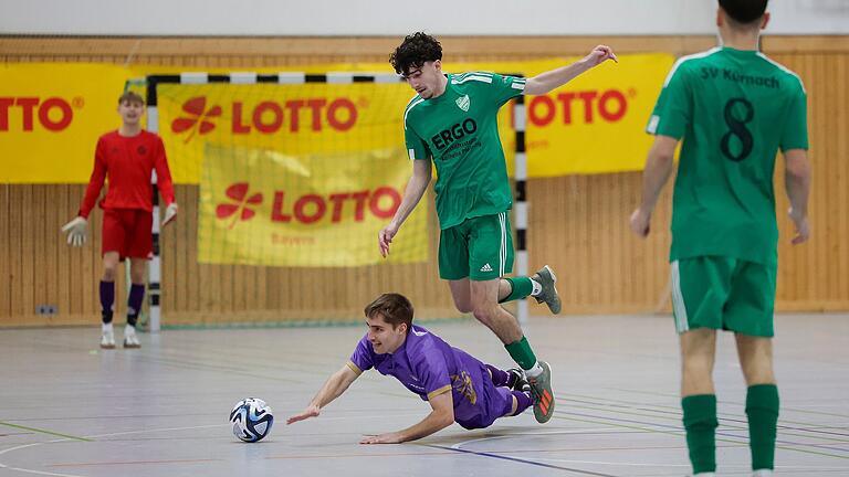 Vorsicht: Bei einem Foulspiel, wie hier vom Kürnacher Sandro Rahner (Mitte rechts) an Jakob Denich vom TSV Grombühl, droht neben einer Gelben Karte sogar eine Zeitstrafe.