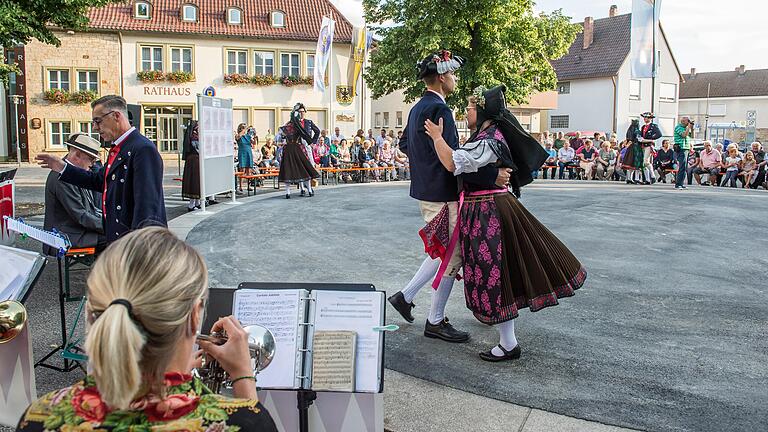 Getanzt wurde auch in Sennfeld bei der Gedenkstunde zur Wiedererlangung der Reichsfreiheit am 14. August 1649. Getanzt wurde auch in Sennfeld bei der Gedenkstunde zur Wiedererlangung der Reichsfreiheit am 14. August 1649.