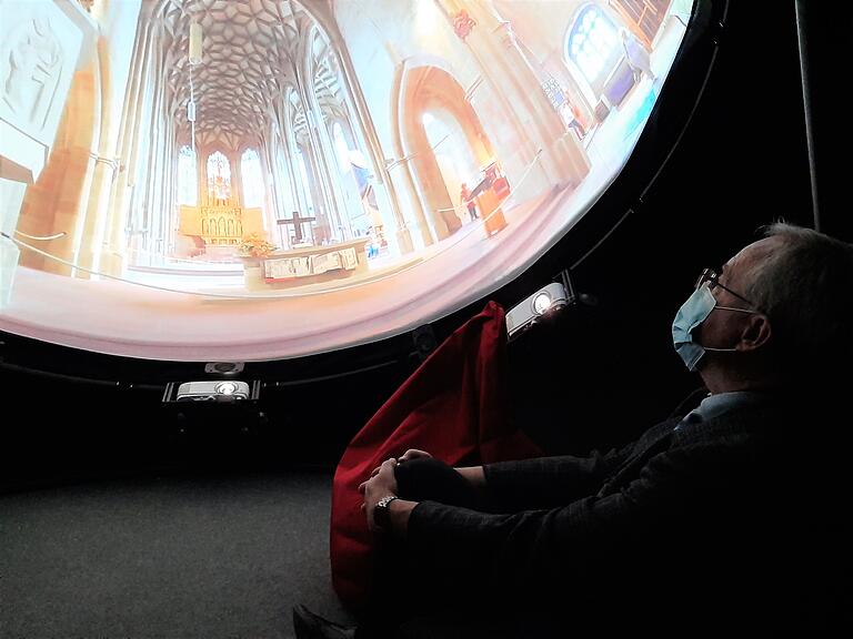 Der Mini-Dome, eine halbrunde Projektionskuppel, bietet spannende Einblicke in unbekannte Welten und lässt den Zuschauer unmittelbar am Geschehen teilnehmen. Hartmut Beck, Schulleiter des Balthasar-Neumann-Gymnasiums in Marktheidenfeld, lernte Neues über das Stammhaus der 'MS experimenta' und die Stadt Heilbronnn.&nbsp;