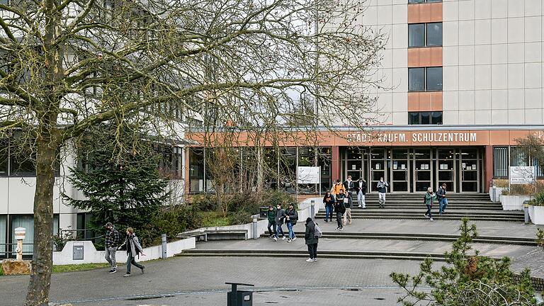 Die Klara-Oppenheimer Schule in der Stettiner Straße in der Würzburger Sanderau ist in die Jahre gekommen. Eine Sanierung steht an oder gibt es einen Neubau?