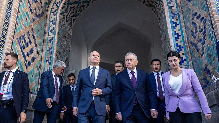 Kanzler Scholz in Usbekistan       -  Es ist die erste Reise des Bundeskanzlers nach Zentralasien.