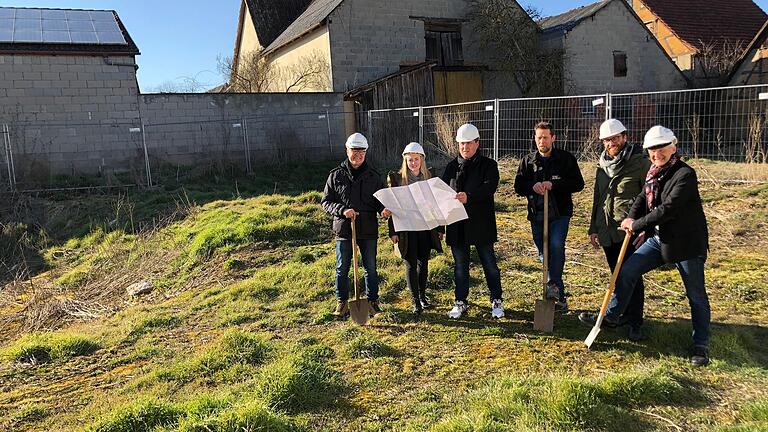 Sie freuen sich, dass es jetzt bald losgeht mit dem Bau des Mehrfamilienhauses in Aubstadt: (von links) Bürgermeister Burkhardt Wachenbrönner, Projektleiterin Christina Wille, Architekt Matthias Leicht, Bauunternehmer Ludwig Hub sowie die Ingenieure Stefan Schneider und Dieter Federlein. Sie freuen sich, dass es jetzt bald losgeht mit dem Bau des Mehrfamilienhauses in Aubstadt: (von links) Bürgermeister Burkhardt Wachenbrönner, Projektleiterin Christina Wille, Architekt Matthias Leicht, Bauunternehmer Ludwig Hub sowie die Ingenieure Stefan Schneider und Dieter Federlein.