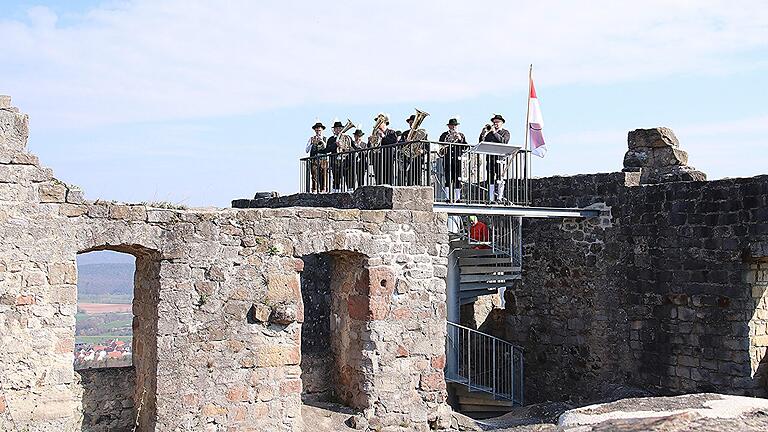 Auf 'ihrem Schlossberg', auf der neuen Aussichtsplattform der Ruine Bramburg, musizierten bei der Eröffnung die 'Schlossbergmusikanten'.