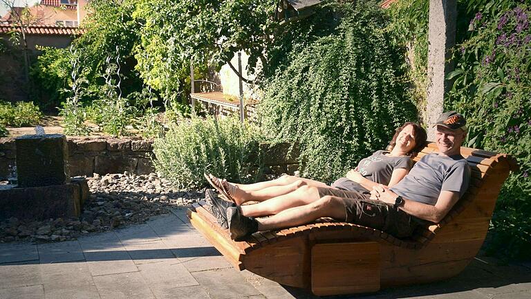Die Abendsonne genießen Sonja und Martin Ament auf ihrer Gartenliege. Am Sonntag zeigen sie Besuchern ihr kleines Paradies. Die Abendsonne genießen Sonja und Martin Ament auf ihrer Gartenliege. Am Sonntag zeigen sie Besuchern ihr kleines Paradies.