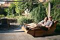 Die Abendsonne genießen Sonja und Martin Ament auf ihrer Gartenliege. Am Sonntag zeigen sie Besuchern ihr kleines Paradies.