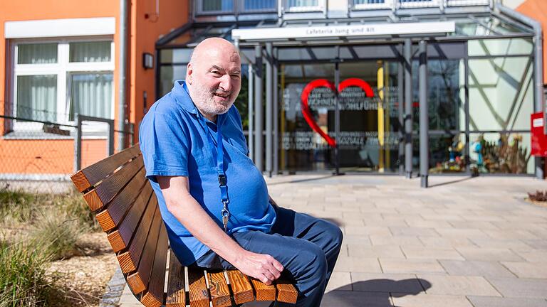Peter Tischer ist von seiner Wohnung in Eisingen ins AWO Sozialzentrum in Heidingsfeld gezogen. Wermutstropfen war für ihn, dass er sich von einem Teil seiner riesigen CD-Sammlung trennen musste. Peter Tischer ist von seiner Wohnung in Eisingen ins AWO Sozialzentrum in Heidingsfeld gezogen. Wermutstropfen war für ihn, dass er sich von einem Teil seiner riesigen CD-Sammlung trennen musste.