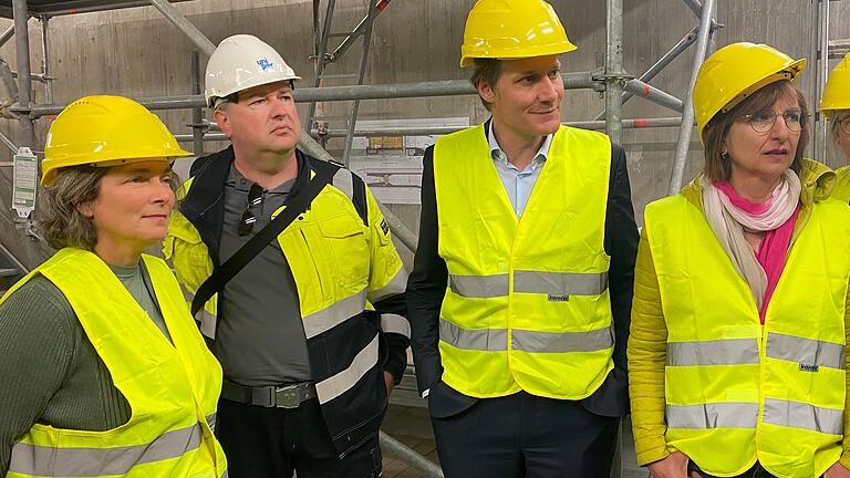 Die Landtagsabgeordnete Kerstin Celina, Lars Pappert (Uniper), Grünen-Fraktionschef Ludwig Hartmann und MSP-Direktkandidatin Anja Baier beim Besuch in Rothenfels.