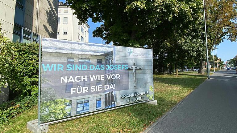 Das Krankenhaus St. Josef in Schweinfurt wird von den Erlöserschwestern zum Ende des Jahres geschlossen, da sie das Defizit dauerhaft nicht stemmen können. 800 Mitarbeitende verlieren ihre Arbeitsstelle. Das Krankenhaus St. Josef in Schweinfurt wird von den Erlöserschwestern zum Ende des Jahres geschlossen, da sie das Defizit dauerhaft nicht stemmen können. 800 Mitarbeitende verlieren ihre Arbeitsstelle.