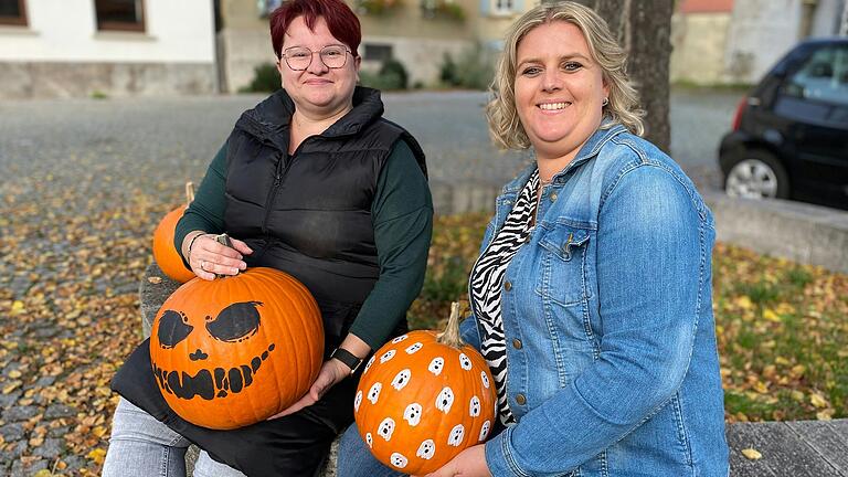 Sabrina Fabian (links) und Melanie Sterk wollen es den Großlangheimer Kindern an Halloween leichter machen und erstellen darum eine Karte mit den Häusern, bei denen geklingelt werden darf.