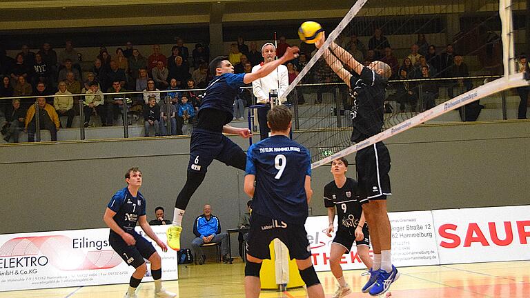 Volleyball aus Hammelburg - Hoher Luftstand: Unser Bild zeigt eine Angriffsaktion des Hammelburgers Claudius Schübel, beobachtet von Zuspieler Per Haase (Nr. 9). Volleyball aus Hammelburg - Hoher Luftstand: Unser Bild zeigt eine Angriffsaktion des Hammelburgers Claudius Schübel, beobachtet von Zuspieler Per Haase (Nr. 9).