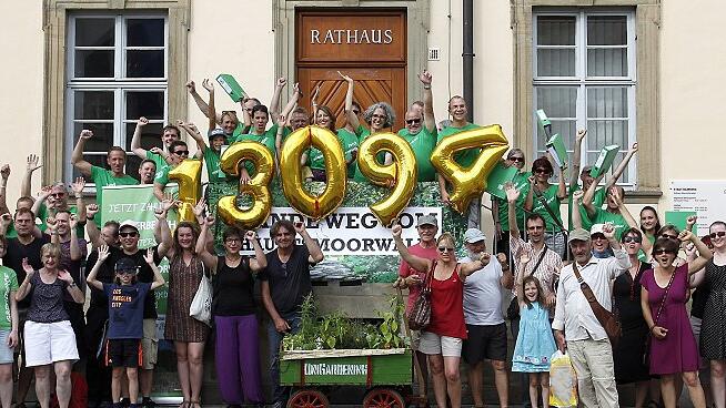 Die Bürgerinitiative &bdquo;Für den Hauptsmoorwald&ldquo; hat in Bamberg über 13 000 Unterschriften gegen den geplanten Gewerbepark gesammelt. Nur 3600 wären für einen Bürgerentscheid nötig gewesen. Die Stadt hat jetzt vier Wochen Zeit, die Unterschriften zu prüfen.