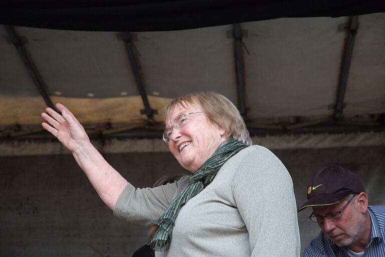 Mittendrin: Gudrun Pausewang bei einer Demo 2011 in Bergrheinfeld im Landkreis Schweinfurt zu 25 Jahre Tschernobyl.