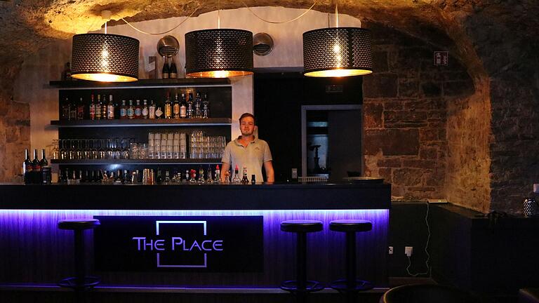 In den Kellerräumen des ehemaligen 'Fame Bar&amp;Bistro' in Karlstadt hat jetzt die Shisha- und Cocktail-Lounge 'The Place' eröffnet. Hinter der Theke steht hier Mitgesellschafter Jonathan Heunisch.