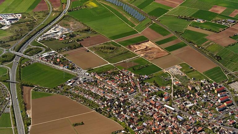Am westlichen Ortsrand von Oberndorf soll ein Einkaufszentrum entstehen. 3500 Quadratmeter Fläche müssen dafür versiegelt werden. Am westlichen Ortsrand von Oberndorf soll ein Einkaufszentrum entstehen. 3500 Quadratmeter Fläche müssen dafür versiegelt werden.