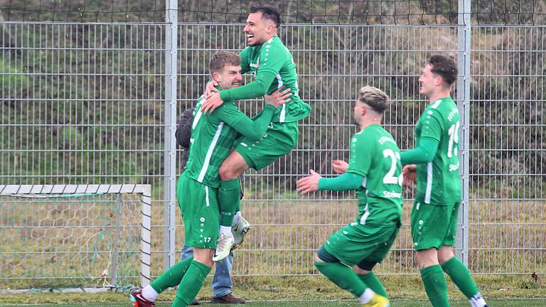Freut sich mit den Mitspielern über sein erstes Tor im Abtswinder Trikot: Calvin Gehret (links). Freut sich mit den Mitspielern über sein erstes Tor im Abtswinder Trikot: Calvin Gehret (links).