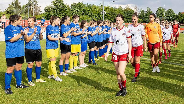 Applaus für die Zweitplatzierten: Die Spielerinnen von Wacker München stehen bei der Siegerehrung im Sportpark Heuchelhof Spalier für die Würzburger Kickers. Die Kickers-Frauen haben das Verbandspokal-Finale gegen die Münchenerinnen verloren. Applaus für die Zweitplatzierten: Die Spielerinnen von Wacker München stehen bei der Siegerehrung im Sportpark Heuchelhof Spalier für die Würzburger Kickers. Die Kickers-Frauen haben das Verbandspokal-Finale gegen die Münchenerinnen verloren.